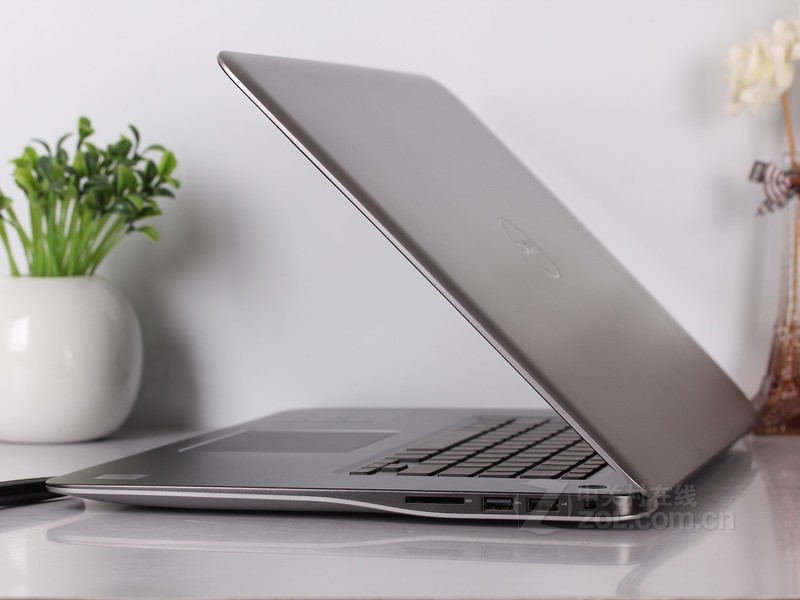 戴尔 Inspiron 灵越 15 7000(INS15BD-1748)图